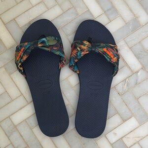Havaianas Navy Floral Twist Slide Sandals with Multicolor Print size 7/8